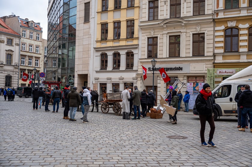 Plan zdjęciowy w okolicach Uniwersytetu Wrocławskiego. - Z uwagi na szczególne tło historyczne serialu (nazistowskie Niemcy lat 30. XX wieku), w przestrzeni miasta powstaną plany scenograficzne, uwzględniające określone znaki i symbole, charakterystyczne dla danego okresu historycznego, których nie należy w żaden sposób interpretować dosłownie – są jedynie dekoracją do filmu - informuje producent filmu